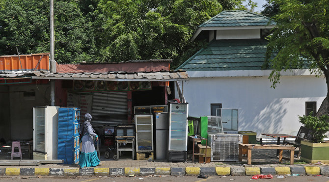 suasana rest area km 50a tol cikampek yang ditutup permanen