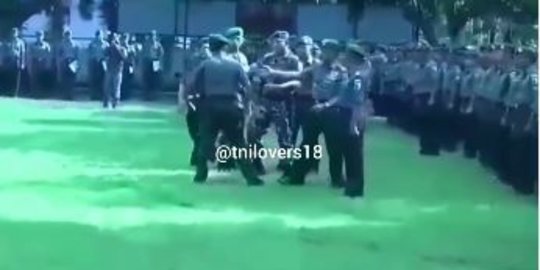 Reaksi Komandan TNI Lihat Anak Buah Ngamuk Pukul dan Tendang Anggota Pas Upacara