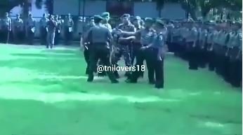 reaksi komandan tni lihat anak buah ngamuk