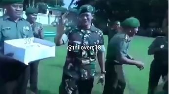 reaksi komandan tni lihat anak buah ngamuk