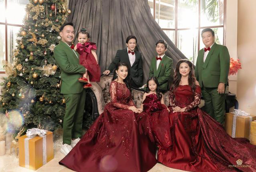 momen artis rayakan natal