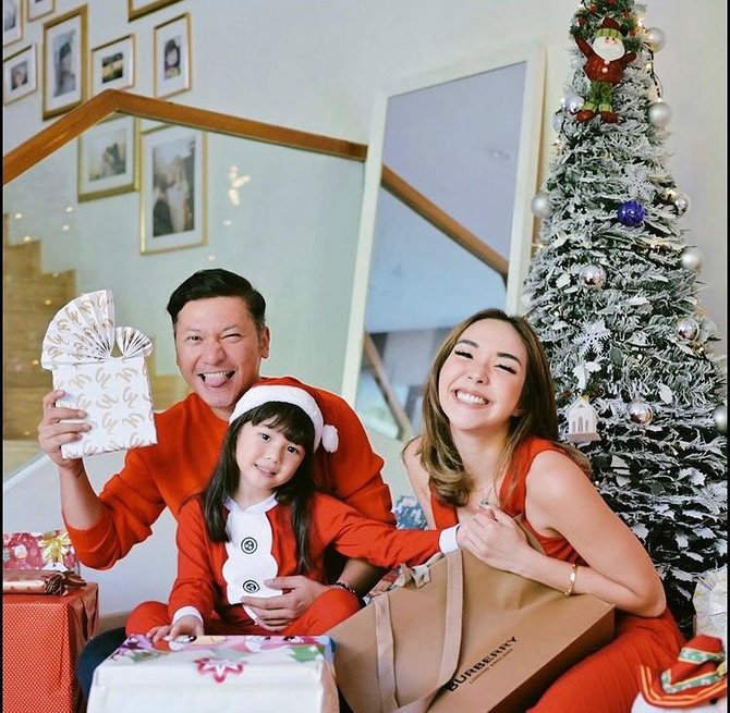 momen artis rayakan natal