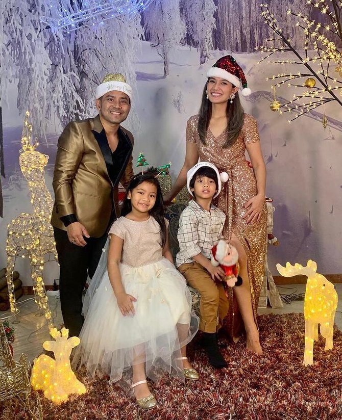 momen artis rayakan natal
