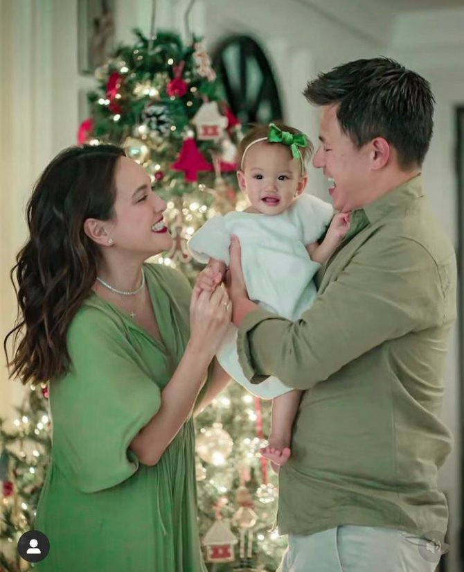 momen artis rayakan natal