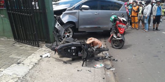 Mobil Dikendarai Polisi Tabrak 3 Pemotor di Pasar Minggu, 1 Orang Tewas