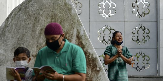 Memanjatkan Doa untuk Korban Tsunami Aceh