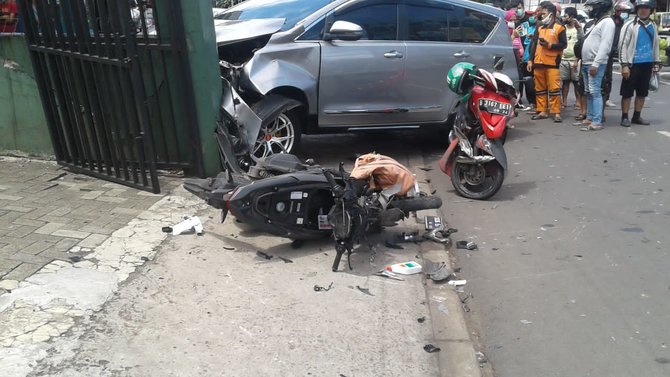 innova tabrak 3 pemotor di pasar minggu