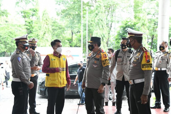 kakorlantas polri irjen istiono memantau arus liburan di pelabuhan ketapang banyuwangi