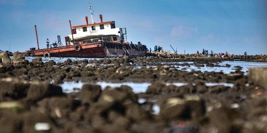 Memancing di Atas Kapal Karam