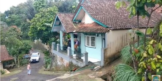 Potret Rumah Dimas Ahmad di Ciamis, Sederhana Lewati Sawah dan Bukit yang Indah