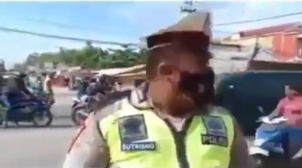 viral polisi beri imbauan hati hati di jalan