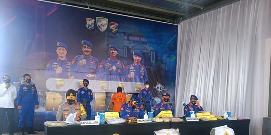 Polisi Bongkar Produksi 2,4 Ton Bom Ikan di Madura, Pemilik Ditangkap