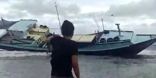 Kapal Terdampar di Cibalong Garut, Satu Nelayan Ditemukan Selamat