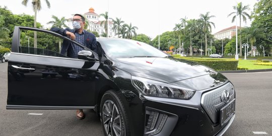 Ridwan Kamil Mulai Gunakan Mobil Listrik untuk Kendaraan Dinas