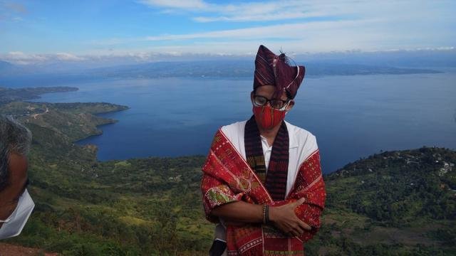 lakukan kunjungan ini upaya sandiaga uno bangkitkan pariwisata danau toba