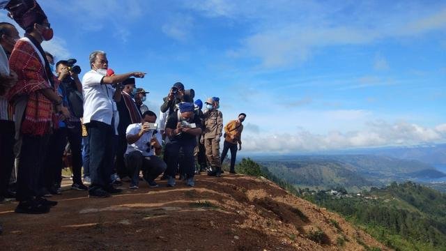 lakukan kunjungan ini upaya sandiaga uno bangkitkan pariwisata danau toba