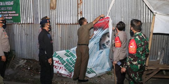 Aparat Gabungan 'Sapu Bersih' Atribut FPI di Tangerang