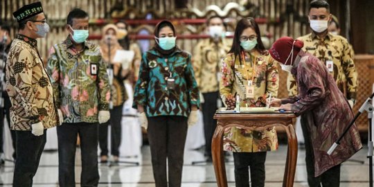 Pangkas Birokrasi, Menteri Risma Lantik 418 Pejabat Fungsional