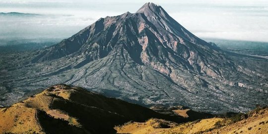 13 Wisata Gunung di Indonesia yang Jadi Tempat Favorit Pendakian