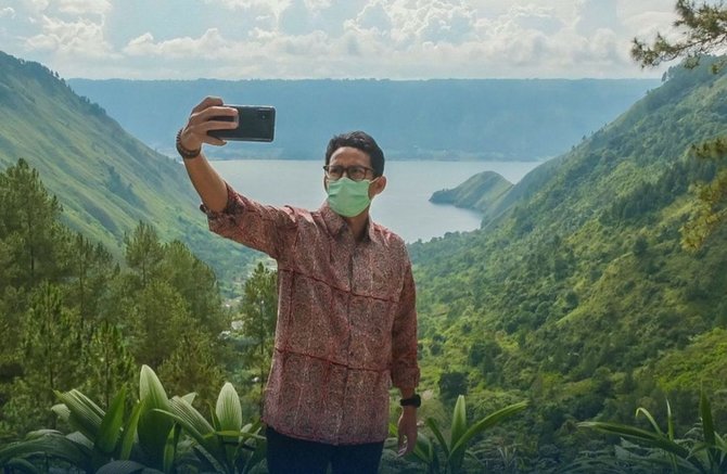 main kano hingga nge vlog ini keseruan sandiaga uno saat kunjungi danau toba