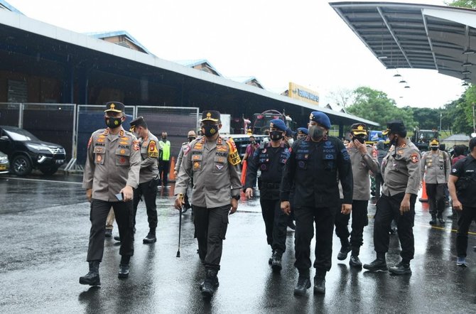 polri kawal pengiriman vaksin covid 19 ke bandung