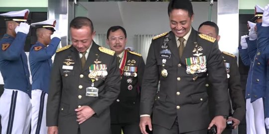 Jenderal TNI dan Polri Ini Sempat jadi 'Sopir' Orang Penting, Gayanya Tetap Gagah | merdeka.com - Merdeka.com