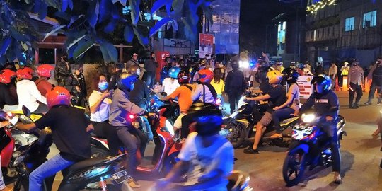 Petugas Gabungan TNI-Polri Bubarkan Pawai Kendaraan di Ambon saat Tahun Baru | merdeka.com - Merdeka.com