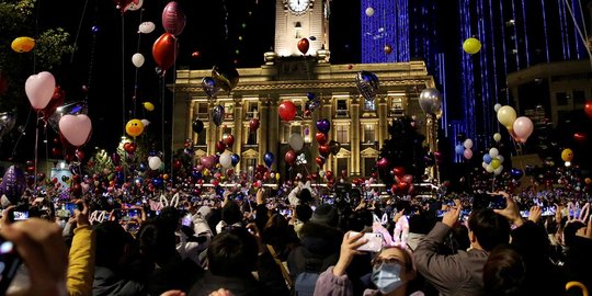 Warga Wuhan Tumpah Ruah di Jalan Rayakan Tahun Baru