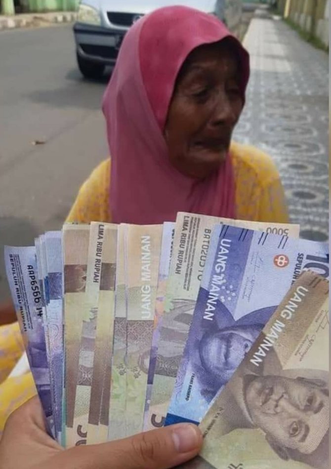 ditipu pakai uang mainan oleh orang tak dikenal nenek ini nangis di trotoar