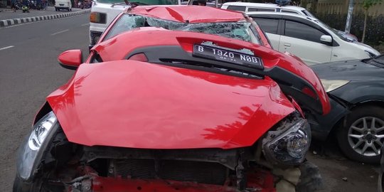 Pengemudi Mazda2 Langgar Rambu Lalu Lintas dan Tabrak Pemotor di Gambir