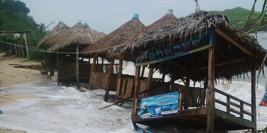8 Rumah di Batam Ambruk Diterjang Gelombang Pasang