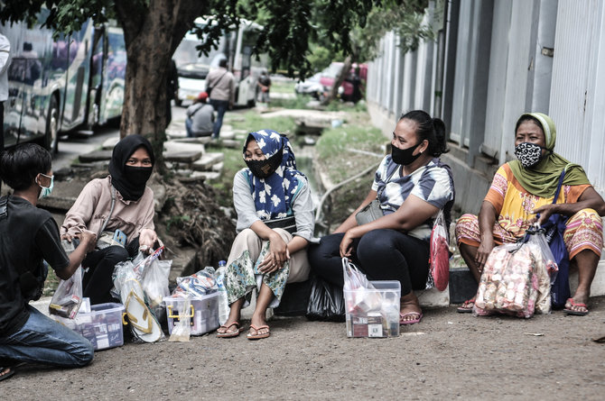 pedagang di samping wisma atlet