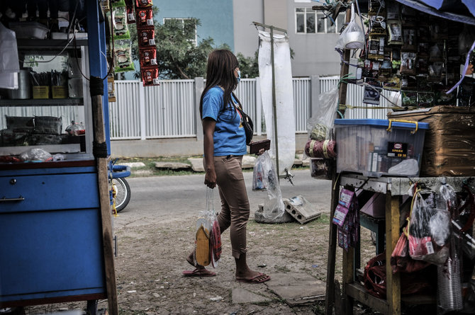 pedagang di samping wisma atlet