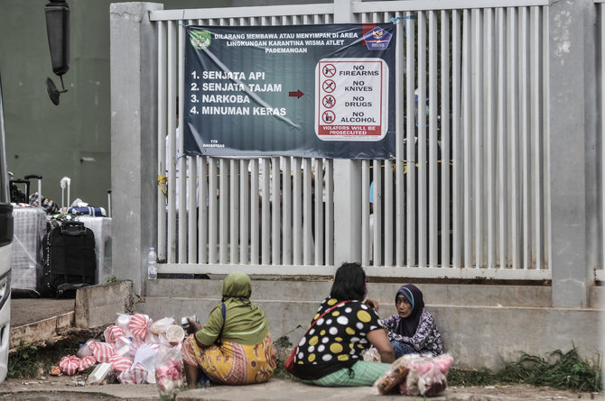 pedagang di samping wisma atlet