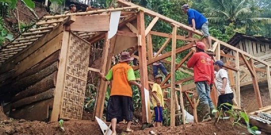 Tebing 15 Meter di Kediri Longsor Timpa Rumah Warga