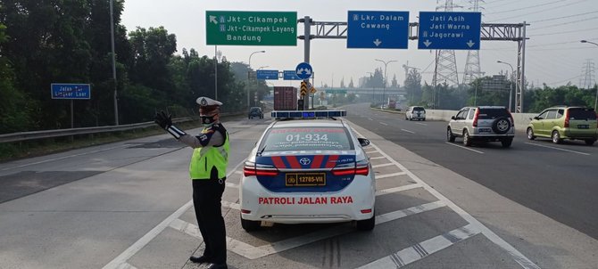 arus lalu lintas tol menuju jakarta