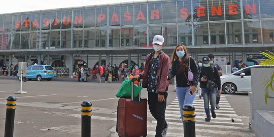 Suasana Stasiun Pasar Senen pada Puncak Arus Balik Libur Tahun Baru