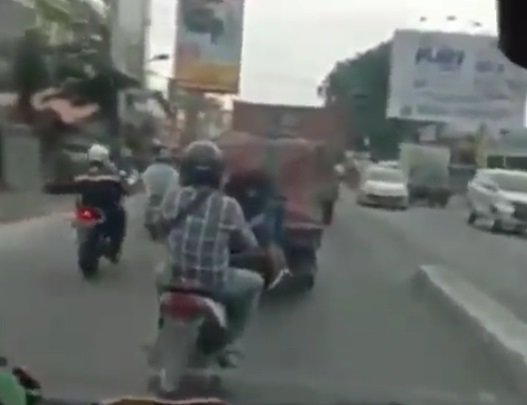 video 039bajing loncat039 nekat mencuri sampai robek terpal truk