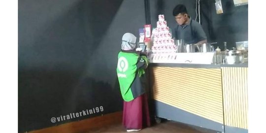Viral Bocah Berjaket Ojol Ambil Orderan, Ada Kisah Pilu Sang Ayah Dibaliknya