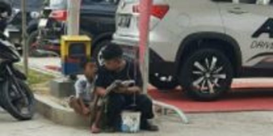 Penuh Haru, Kakak Beradik Tetap Belajar Baca Alquran Saat Jual Balon di Pinggir Jalan