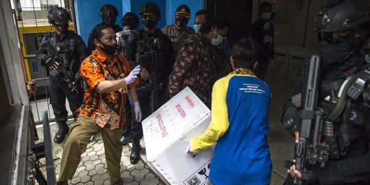 Dikawal Brimob, Puluhan Ribu Vaksin Sinovac Tiba di Surabaya