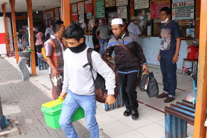 pemudik di terminal kalideres