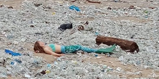 Heboh Aksi Putri Duyung Berpose di Hamparan Sampah Pantai Kuta