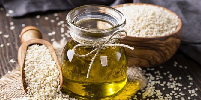 7 Benefits of Sesame Oil for Health, Caring for Teeth to Smooth Digestion