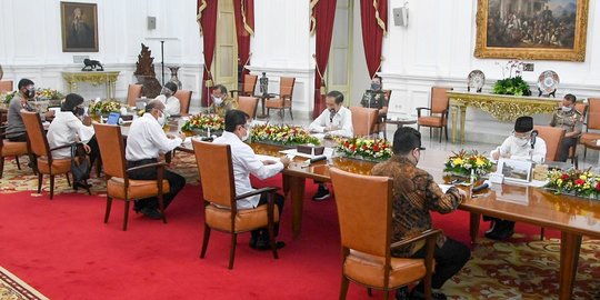 Ratas dengan Menteri-Gubernur, Jokowi Paparkan Tiga Strategi Menangani Pandemi