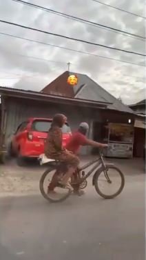video pasutri tertawa bahagia naik sepeda tua