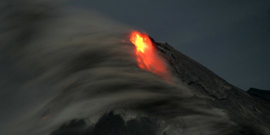 Merapi Luncurkan Lava Pijar, Warga Tetap Beraktivitas Seperti Biasa