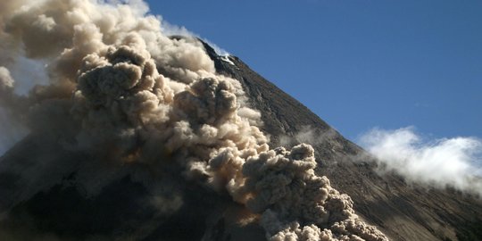 Gunung Merapi Mengeluarkan Guguran Lava Pijar 9 Kali