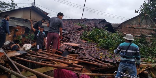 Pohon Tumbang Menimpa Rumah di Rangkasbitung, Dua Orang Luka-luka