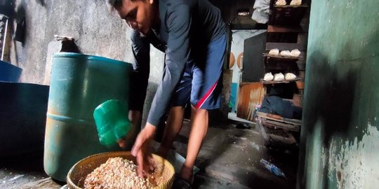 Ajak Pembeli Berdiskusi, Pengusaha Tempe Cirebon Ini Siasati Naiknya Harga Kedelai